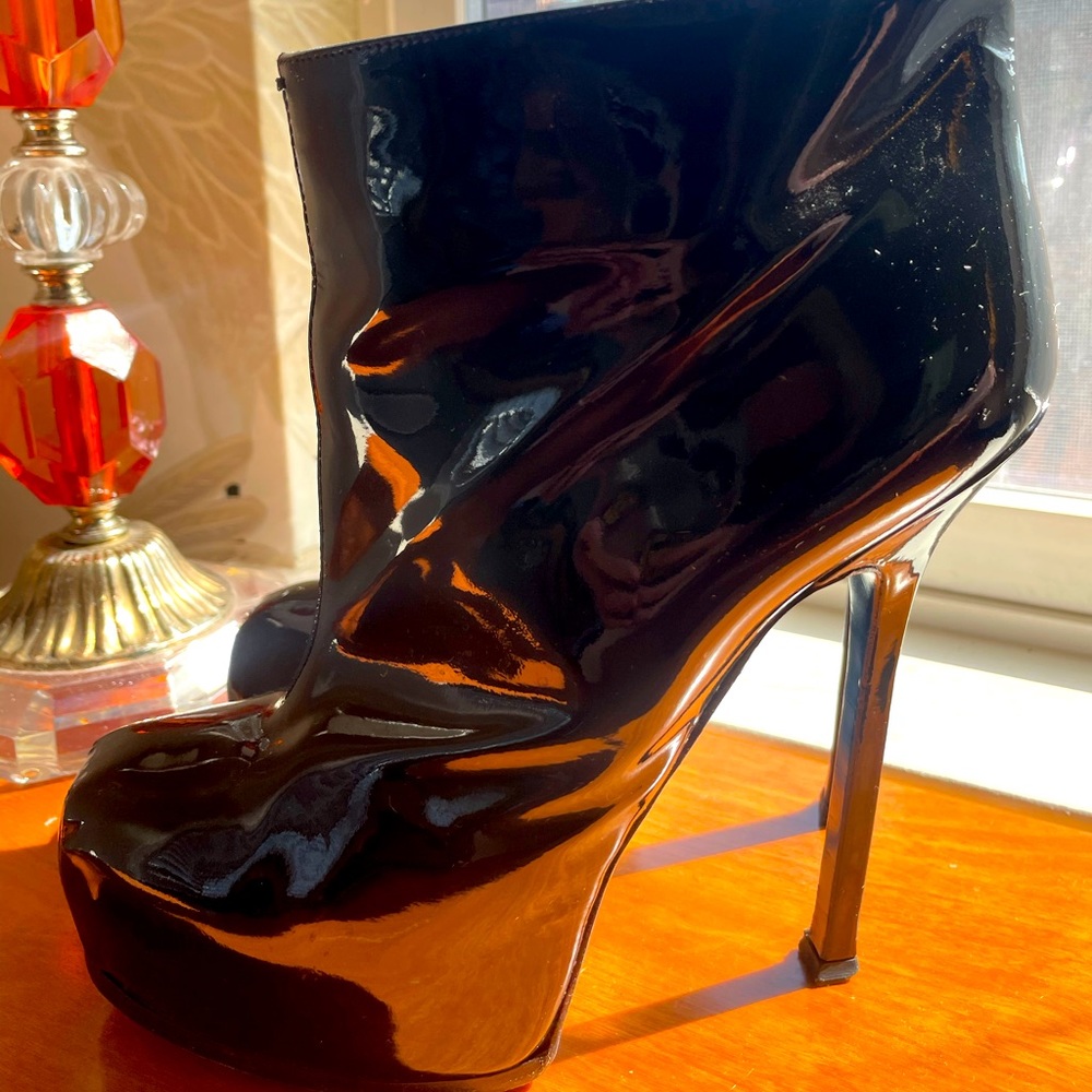 YVES SAINT LAURENT Black patent leather platforms booties.